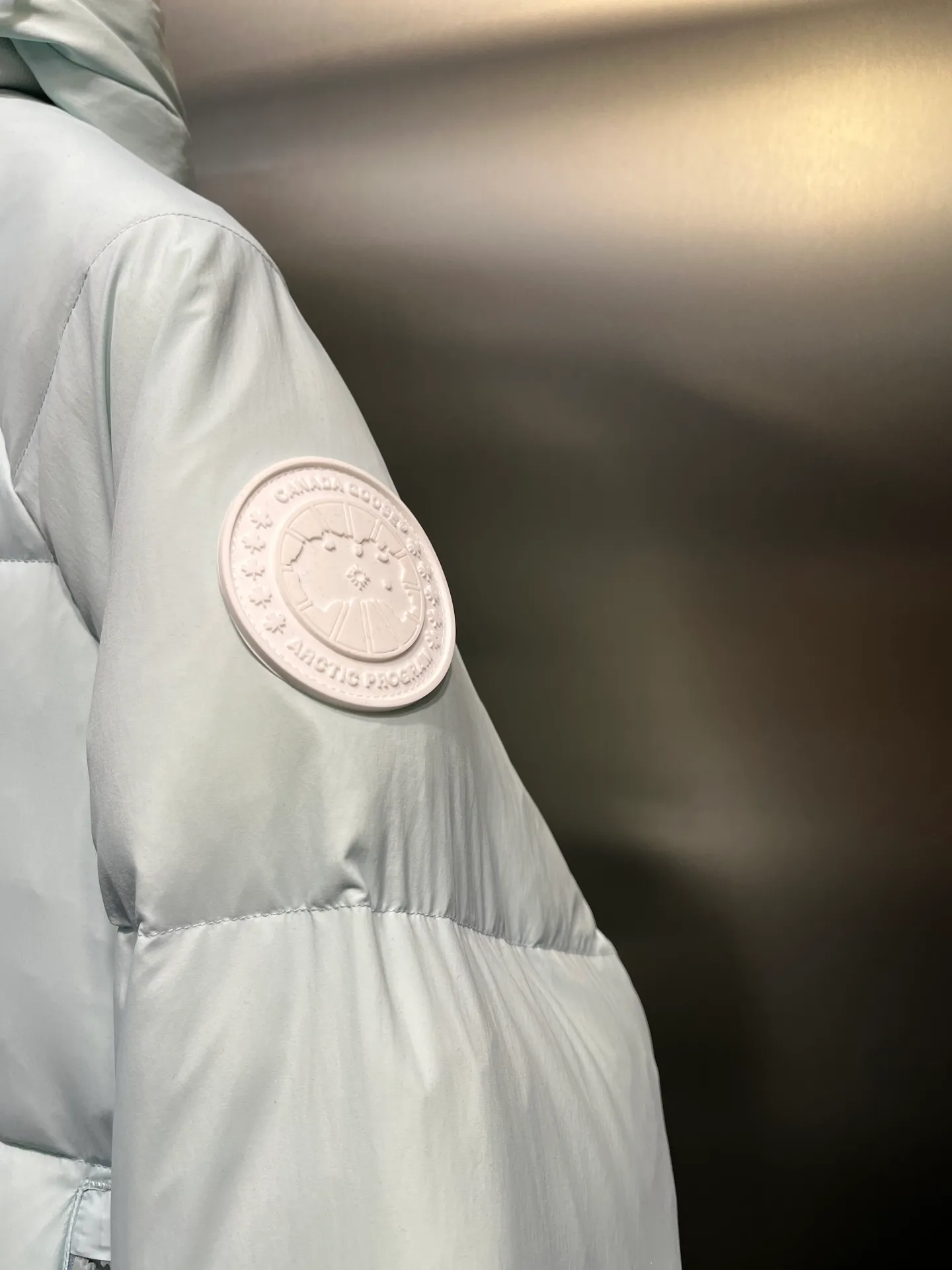 P740 Big Goose Capsule White Label Down Canada Goos* Canada Goose's new limited white label bread jacket, the same style for men and women, filled with 625 fill power white goose down, and the fabric has a satin feel. Suitable for wearing in spring and autumn in various cities, this model has a stand-up collar design, classic and versatile, and has good thermal insulation effect! Fabric + Features: ✅Fabric: 85% polyester, 15% cotton, windproof and waterproof ✅Lining: 100% polyester, windproof and waterproof ✅Filling: 80% pure white duck down, 20% pure white feathers ✅Fillness: 625 ✅Care instructions: Dry cleaning ✅Zipper: Genuine YKK two-way entrance zipper ✅TEI Temperature Feeling Index 1: Lightweight minus 5 degrees to 5 degrees Technology: ✅The fabric is made of CORDURA polyamide fabric, which is a new functional fabric and a leading technological product. The durability is 2 times higher than ordinary nylon fabric. Wear resistance, strong tear resistance, good hand feel and good color. ✅The liner is filled with imported 625 fill power 90 white duck down, the liner is reinforced with anti-runaway velvet liner, and the fly on the front center fly is designed with snap buttons to prevent ventilation and rain. Whether it is hiking, urban walking or polar exploration, this model can help you find the Cana that suits your body, activities and lifestyle. Color: pink, blue, black, white Size: xs-l